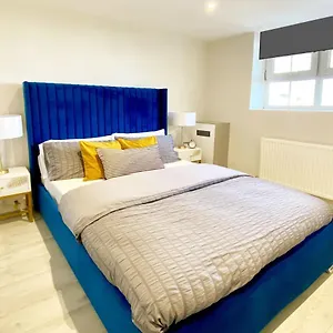 Perfect Location- 5 Minutes From Tower Bridge ! 8 Minutes Walk From Tube , London United Kingdom